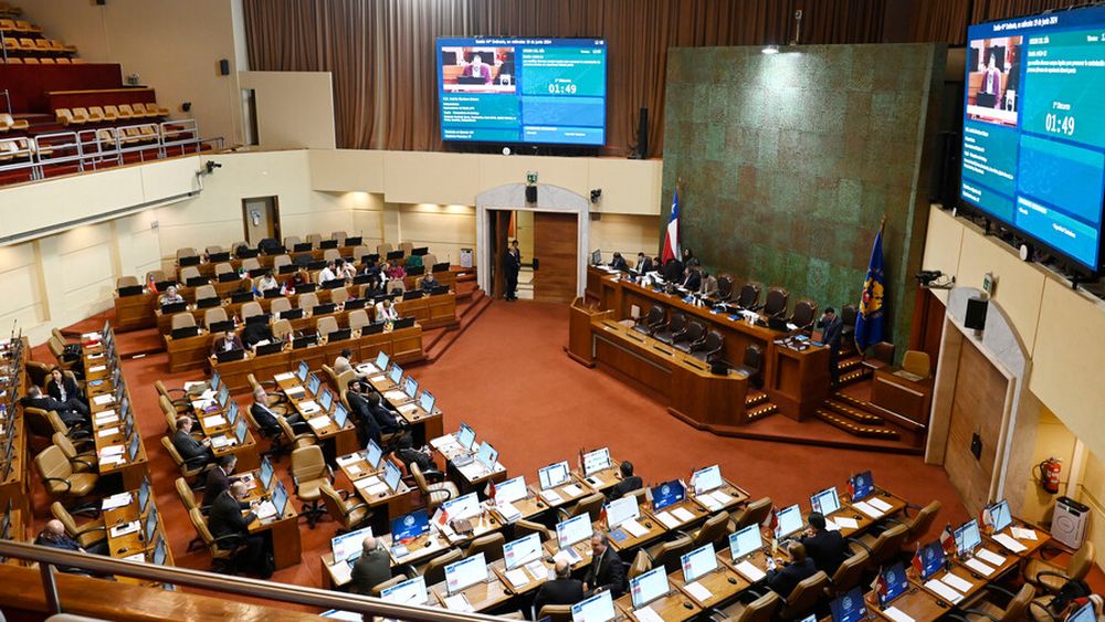 Diputados buscan permitir retirar fondos de AFP a personas con enfermedades de alto costo