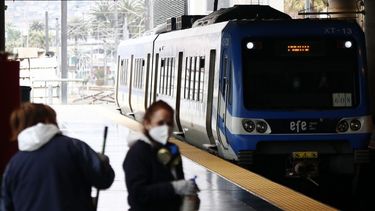 Lentamente Valparaíso vuelve a la normalidad tras incendios: Metro repuso el servicio completo
