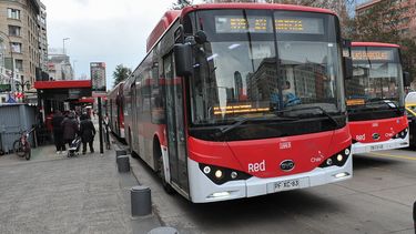 Fue arrastrada porque bus se puso en movimiento mientras bajaba: Empresa deberá pagarle $35 millones