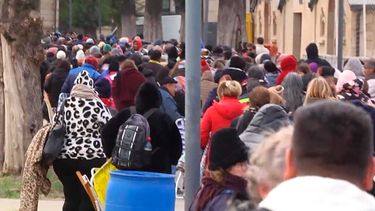 VIDEO| Filas kilométricas en Argentina para ver a mujer con supuestos poderes sanadores