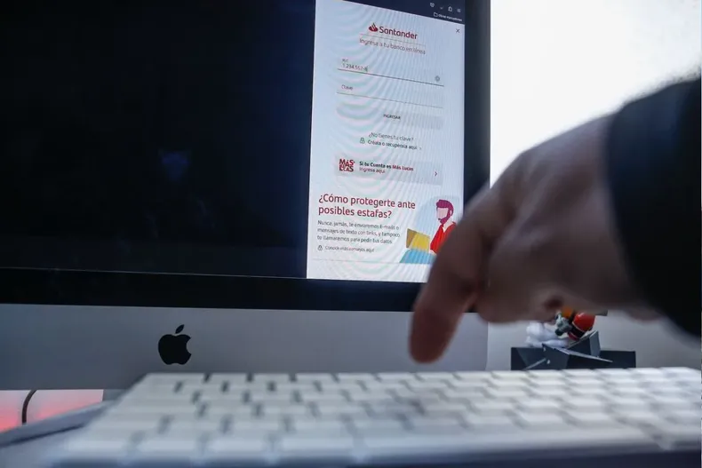 su hija entrego claves a un falso ejecutivo y el banco lo culpo del robo para no reponer montos corte rechazo demanda.webp