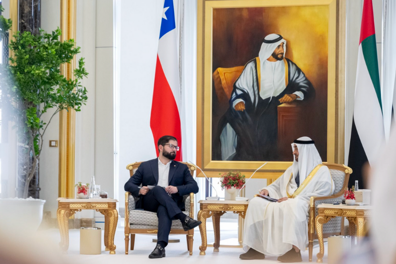 presidente boric firma con emiratos arabes acuerdo para triplicar comercio no petrolero al 2030.png