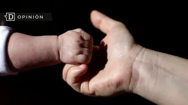 El Desconcierto | 13389 mama sosteniendo la mano de su bebe.webp
