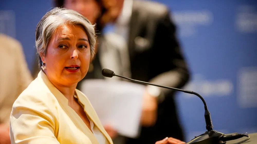 “Lamento que el agua se haya privatizado en la dictadura que apoyó la derecha chilena”, critica Jara en debate