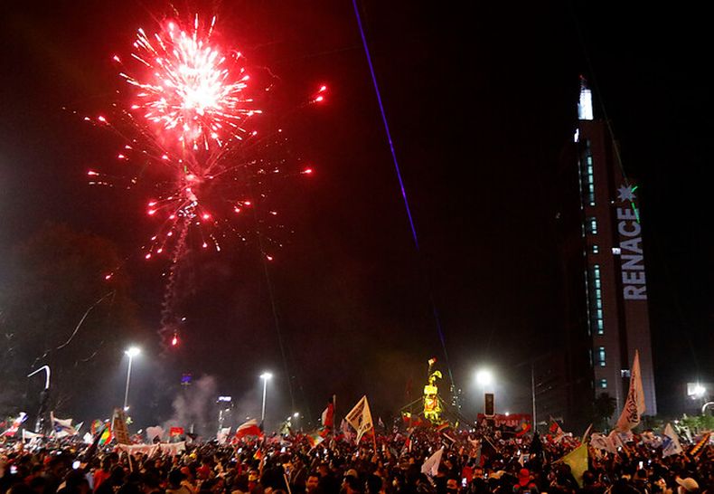 Celebracion del triunfo en el plebiscito en Plaza de la Dignidad 1.jpg