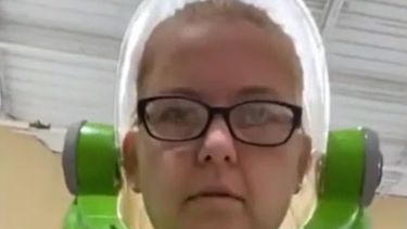 Como no tenía mascarilla para salir, mujer se acordó de Buzz Lightyear y arrasó en la calle