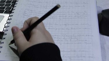 Niño en Francia fue abandonado por su madre durante 2 años: Igual sacó buenas notas