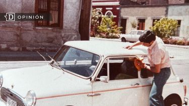El Desconcierto | 7974 luis padre de la columnista limpiando su auto en abate molin.jpg