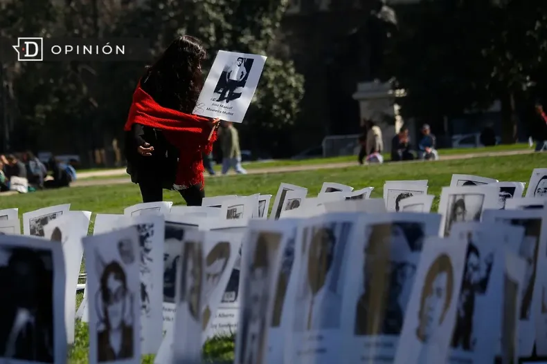 25325 fotos de detenidos desaparecidos en un parque.webp
