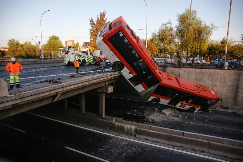 14555 bus colgando.webp