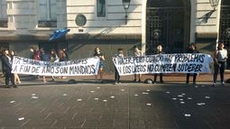 Desvinculación de profesores y estudiantes: Liceos emblemáticos protestan frente a la Municipalidad de Santiago
