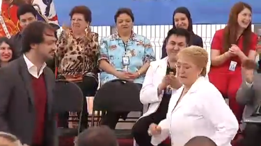 VIDEO| Un año más, qué más da: Bachelet y Jorge Sharp bailaron cumbia en Valparaíso