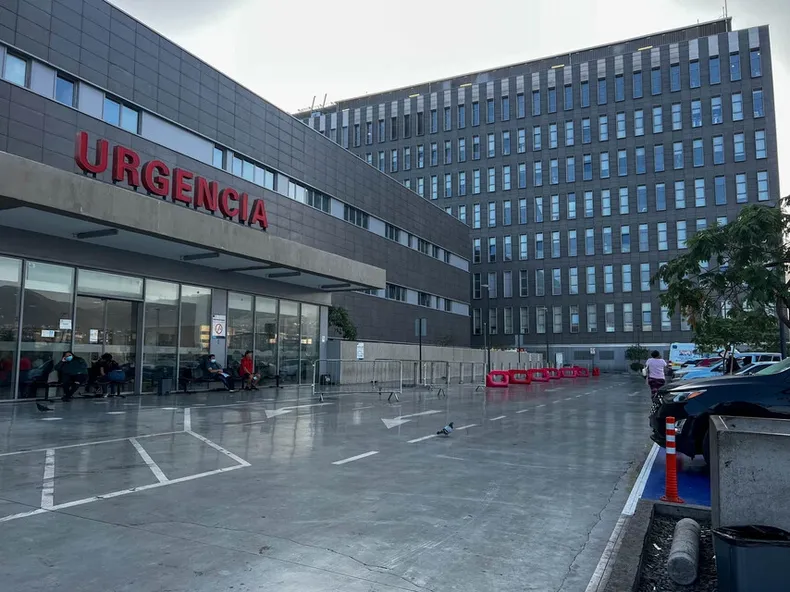 paciente sordo enfrento barreras en hospital de antofagasta por falta de interprete  corte exige accesibilidad inclusiva.webp