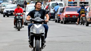 Sin casco no hay bencina: La propuesta del senador De Urresti para vender combustible a motocicletas