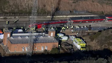 España sufre por nueva tragedia ferroviaria: Choque de máquinas de alta velocidad causa 39 muertos y 73 heridos