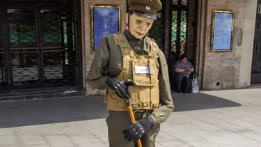 Claudio Crespo, ex carabinero del caso Gustavo Gatica, es retratado en escultura que alude a contratos públicos de empresa familiar