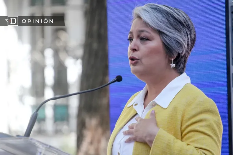25284 jeannette jara hablando desde un podio.webp