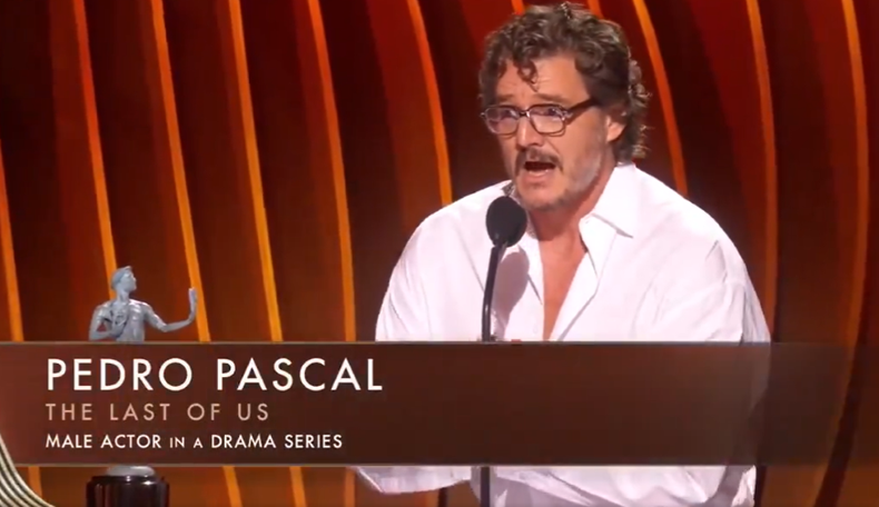 Pedro Pascal durante la entrega del premio Captura de pantaga SAG.jpg.png