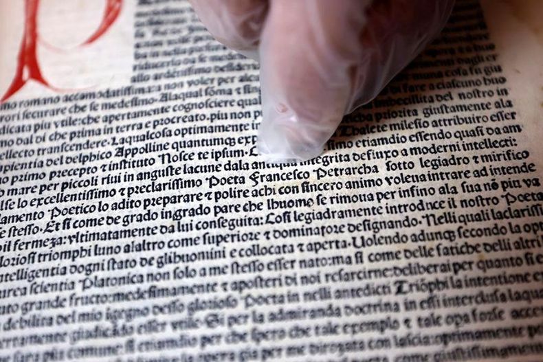 3291 libro donado por pablo neruda al archivo de la universidad d.jpg