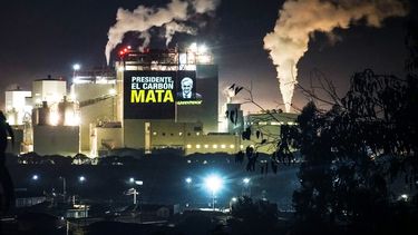 Presidente, el carbón mata: Realizan proyecciones digitales en termoeléctrica de Quintero exigiendo su cierre