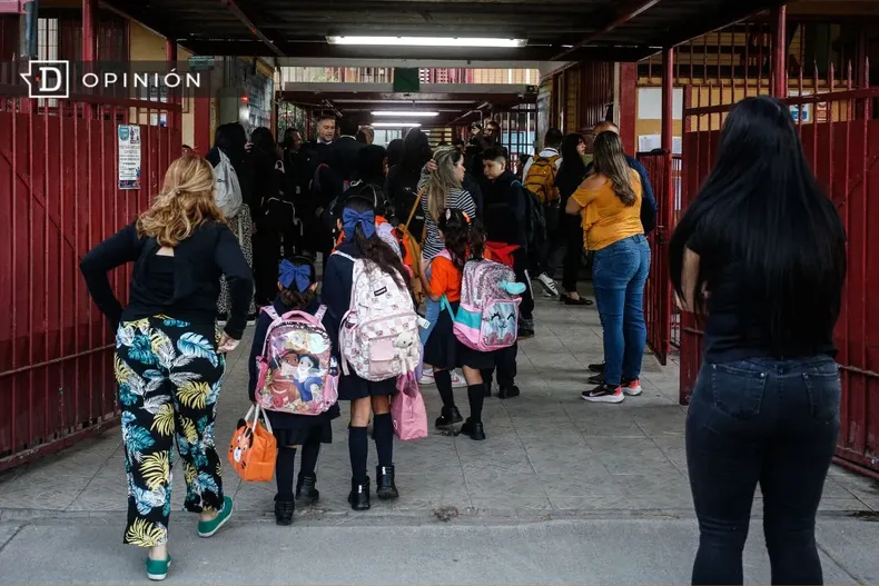 9619 estudiantes y apoderados entrando a un colegio.webp