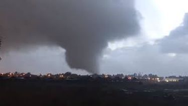 Meteorólogo asegura que tornado que azotó Los Ángeles es consecuencia de la emergencia climática