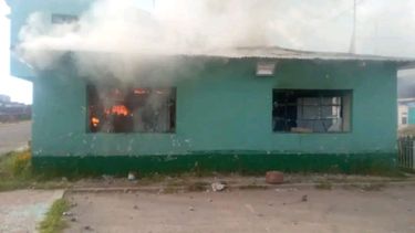 VIDEO| Manifestantes atacan y queman comisaría policial en el sur de Perú