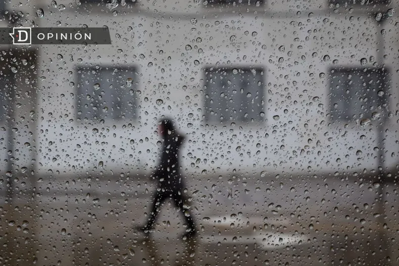 23221 persona caminando bajo la lluvia.webp