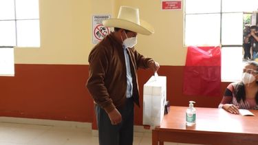 Castillo reduce su ventaja sobre Fujimori en segunda vuelta de las presidenciales en Perú, con el 99,7% de los votos escrutados