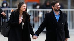Boric termina con rumores y confirma quiebre con Irina Karamanos: “Nos queremos infinito”