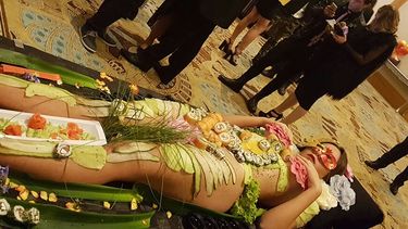 REDES| Critican duramente a Karol Dance por ocupar bandejas humanas de sushi en su cumpleaños