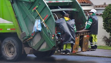 Recolector en Punta Arenas encuentra bolso con $27 millones: Buscó por todos lados al dueño