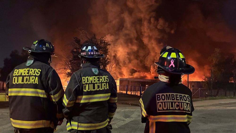 Mega incendio químico en Quilicura lleva más de 10 horas - Agencia Uno