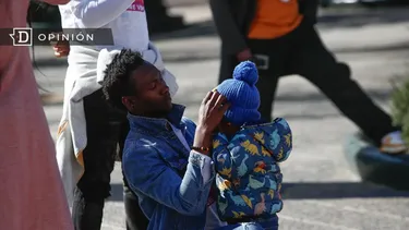 El Desconcierto | 25323 papa en manifestacion de migrantes con su hija.webp