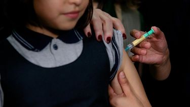 El Desconcierto | Niña recibiendo vacuna contra el paiploma humano