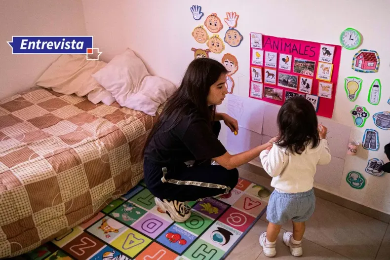 12431 mama con su hija en una pieza.webp