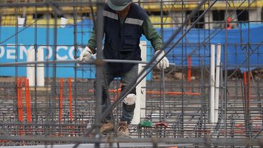 Zoom a la precariedad salarial en Chile: Sobre 50% de los trabajadores gana menos de $583 mil