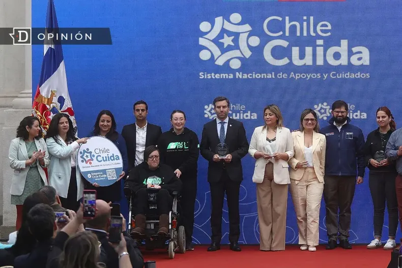 12680 gabriel boric y ministras en anuncio de chile cuida.webp