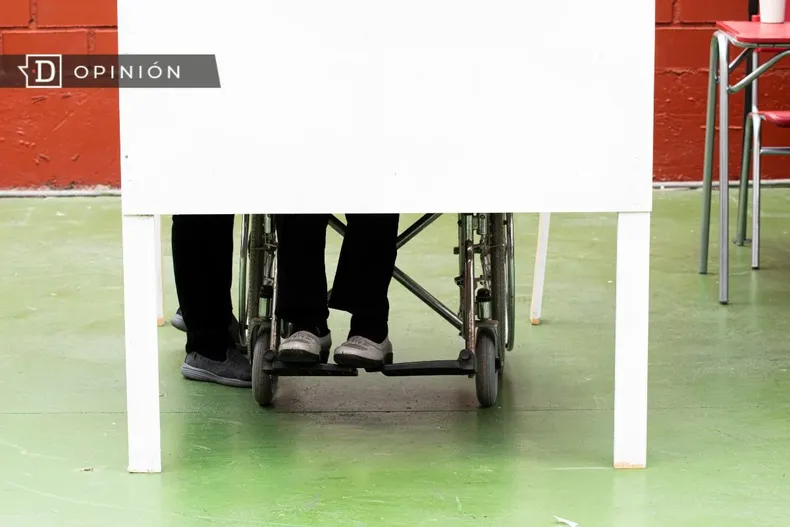 21086 persona en silla de ruedas votando.webp
