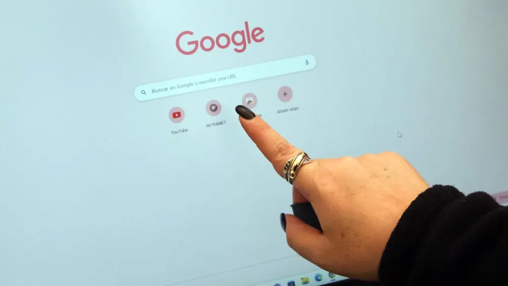 Ofensiva contra Google: Las razones por las cuales 3 medios chilenos demandan al monopólico buscador