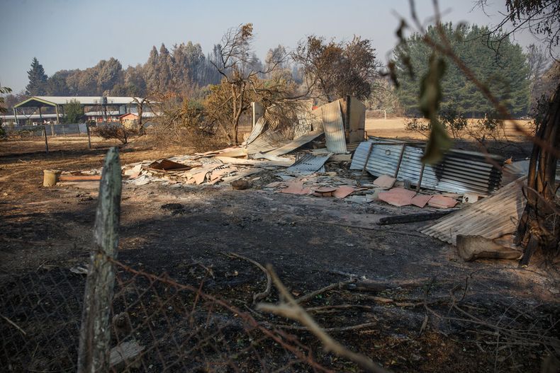 Escombros tras incendios en Santa Juana.jpg