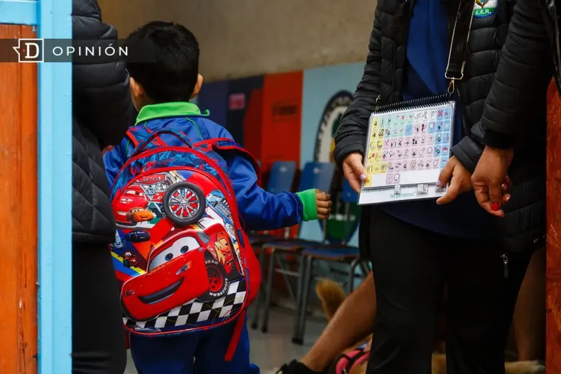 29055 un nino entrando a clases.webp