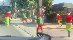 VIDEO| Recolectores de basura se visten del Grinch y duendes navideños en Puente Alto