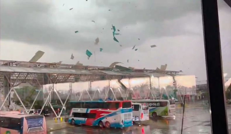 Formación tornádica en terminal de buses en Santiago