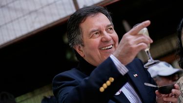 Ya Víctor Jara cantaba contra los rubios del barrio alto: Roberto Ampuero acusa discriminación racista de la izquierda