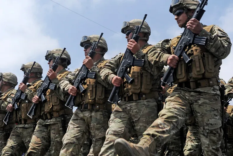 desde los 383 extravios de armas hasta fusiles vendidos a 2 millones el historial de delitos dentro del ejercito.webp