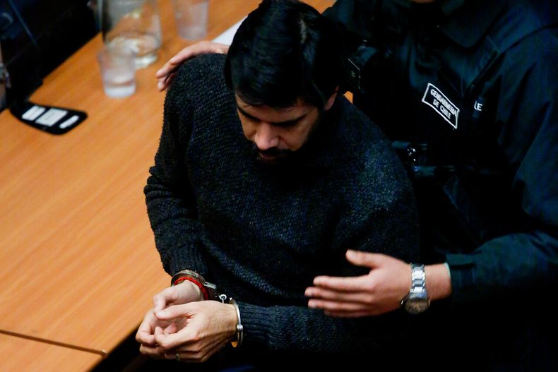 Joaquín Lavín Jr. sale esposado del centro de Justicia - Agencia Uno
