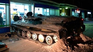 Rusia: Se emborrachó como piojo, se robó un tanque soviético y asaltó supermercado sólo para robarse un vino