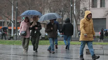 DMC actualiza pronóstico de lluvia en Santiago: Temperatura bajará drásticamente y precipitaciones en toda la ciudad