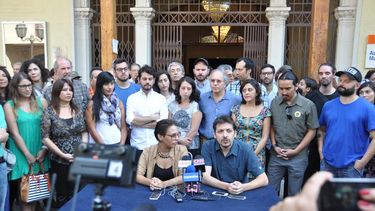 Fuego amigo: La cocina y mesa del Frente Amplio